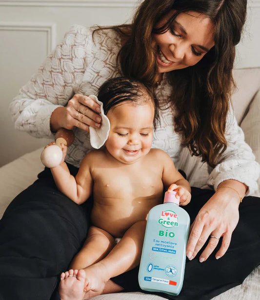 L'eau micellaire bio : nettoyer le visage de bébé en un geste